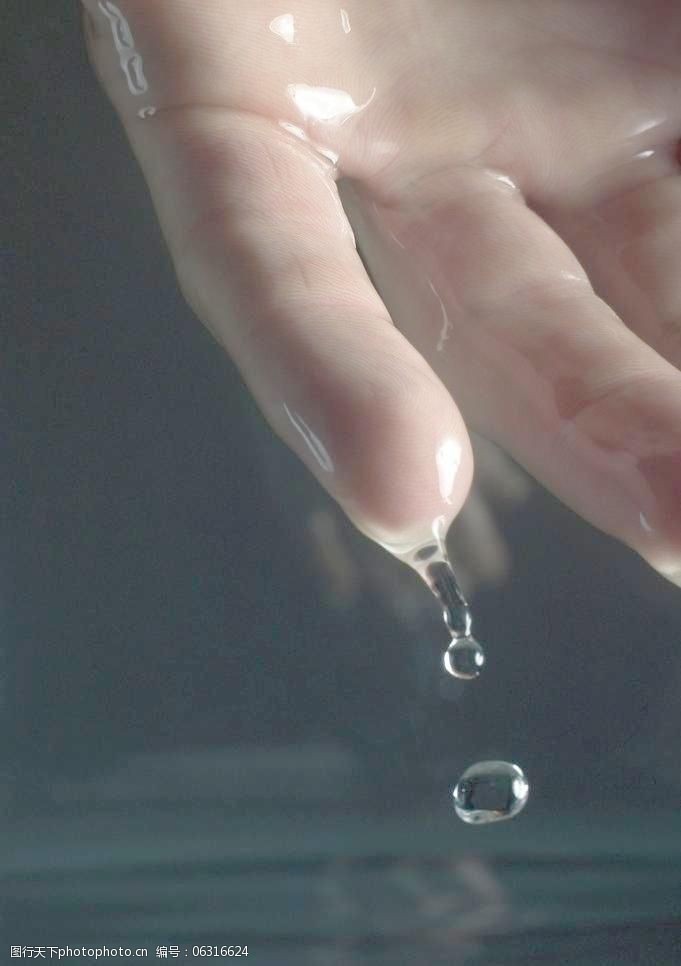 手指流下的水珠水滴图片