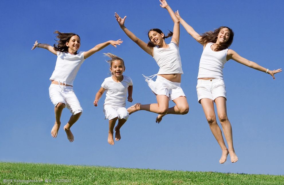 草地上快乐跳跃的妈妈和孩子们图片