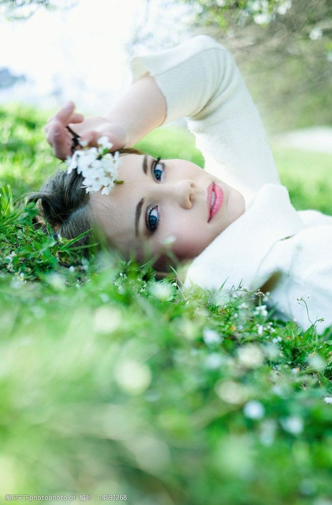 躺在绿草地上的清纯快乐美女图片