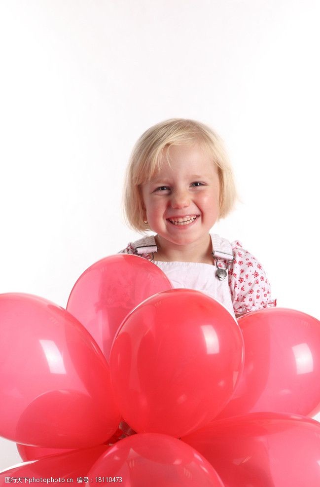 快乐的小女孩 气球 小学生 玩耍 小女孩 微笑 笑容 开心 外国小女孩