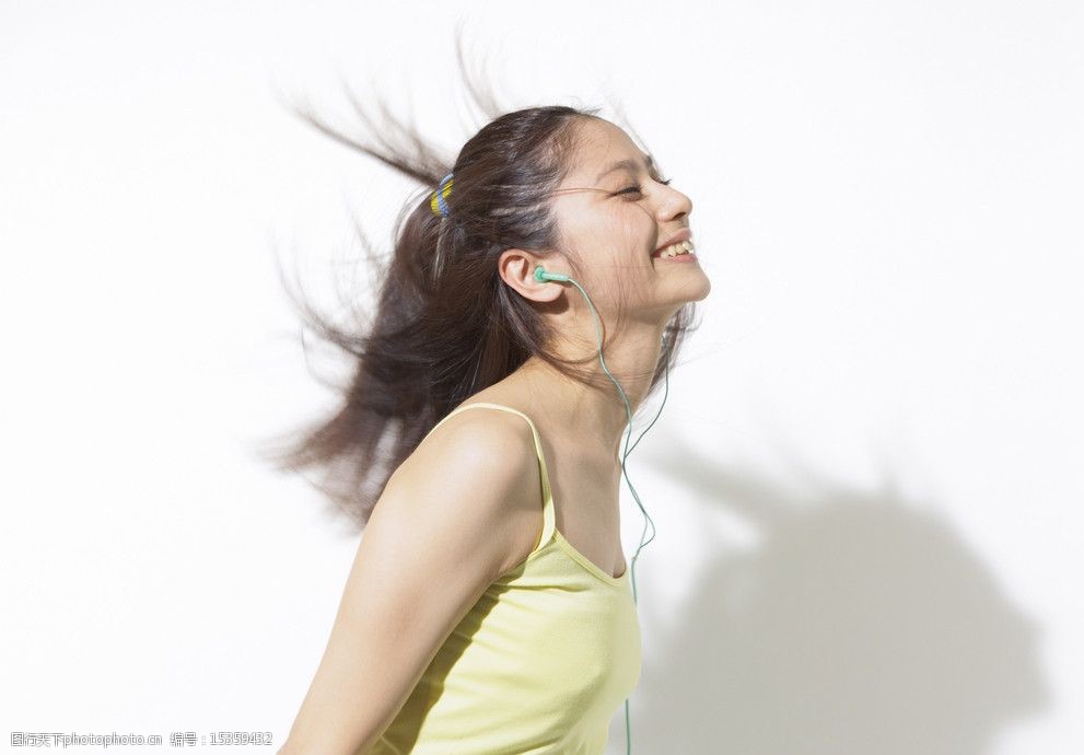 耳机听音乐的女孩图片