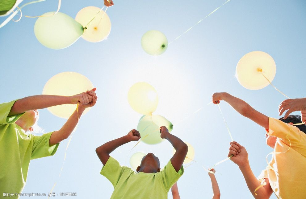 关键词:放飞气球 孩子 外国 气球 天空 户外 快乐 儿童幼儿 人物图库