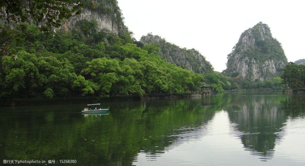 关键词:七星岩 湖 树 倒影 湖水 山 船 湖面 水面 绿色 图片素材 山水