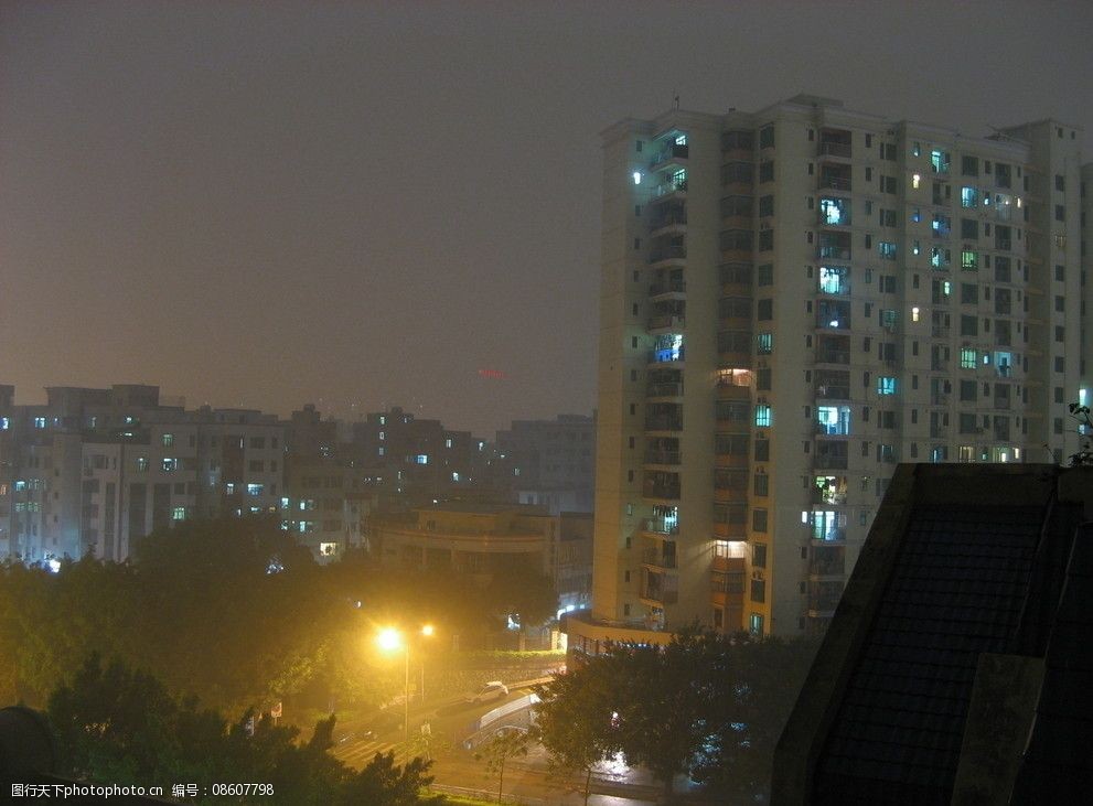 关键词:夜色城市 城市建筑 楼顶相片 夜色 黑夜 黑夜下的楼房 图片