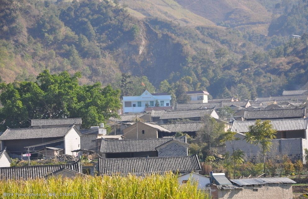 词:乡村风貌 梁河 乡村 阿昌族寨貌 大山 群山 青松 甘蔗 摄影 农村