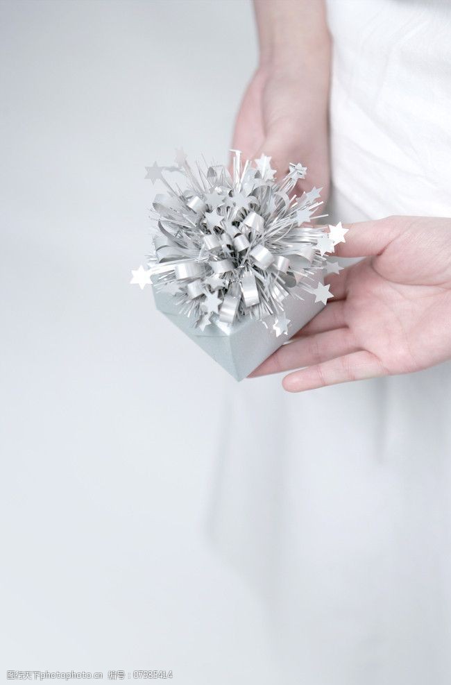 藏在女人背后的礼盒图片