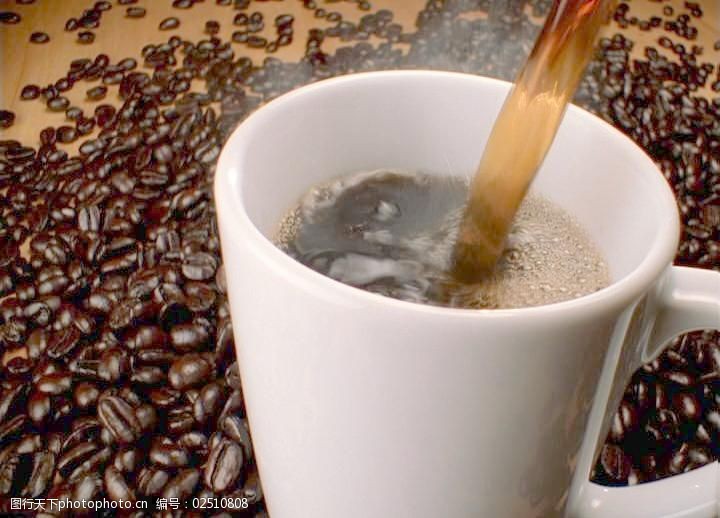 倒咖啡图片