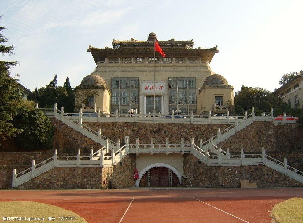 武汉大学行政楼正景图片