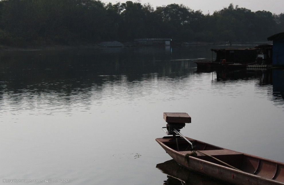 大圩古镇外的船图片