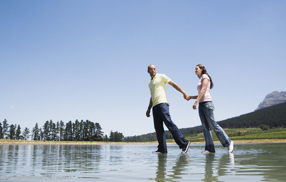 水面上的情侣图片
