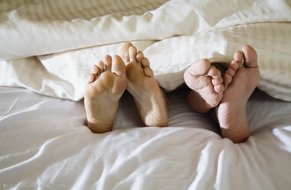 床上睡觉的情侣图片
