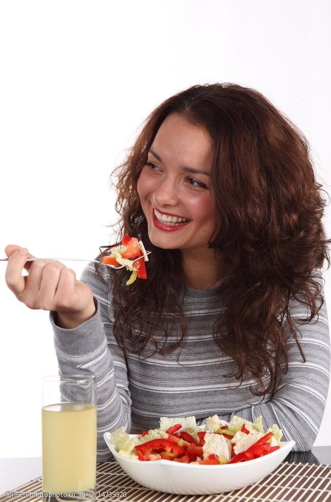 喝果汁吃沙拉的女女图片