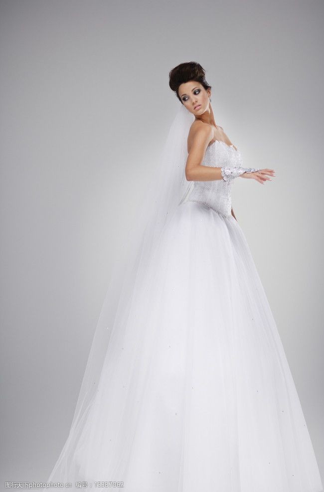 身穿白色婚纱的新娘图片