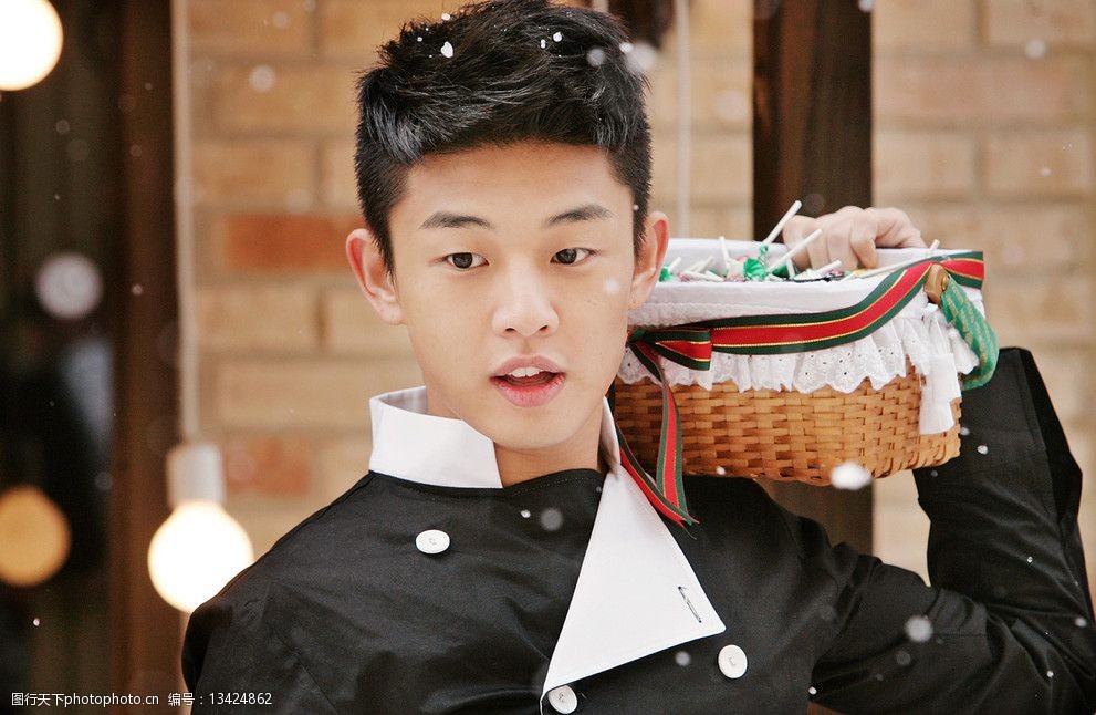 刘亚仁电影《西洋古董洋果子店antique》剧照图片