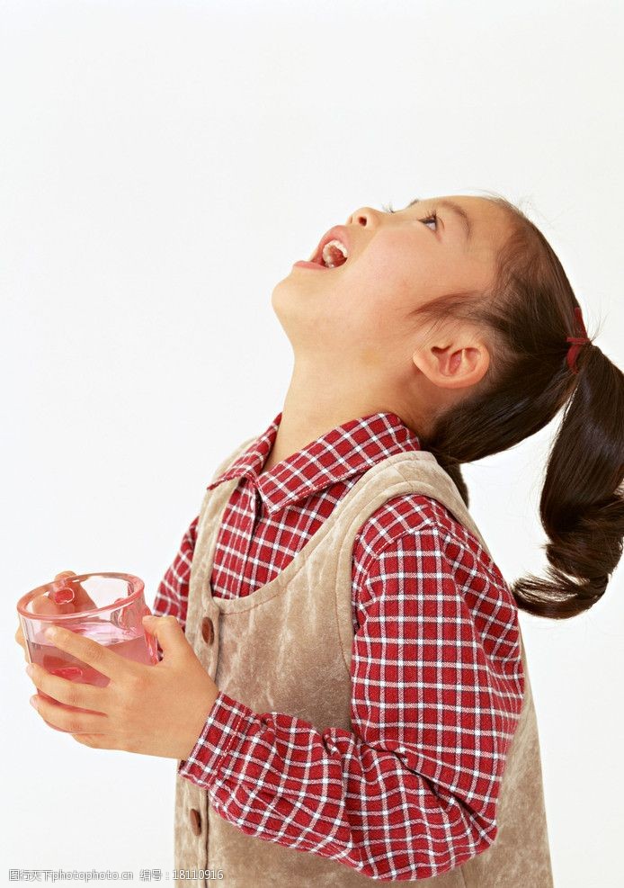 漱口的小女孩图片