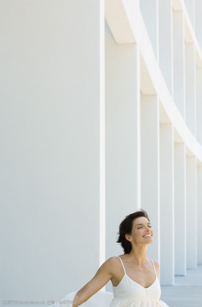 展开双臂的女孩图片