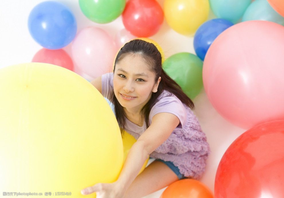 彩色气球中的快乐女大学生图片