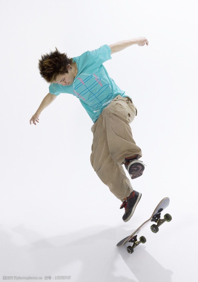 玩滑板车的大学生图片