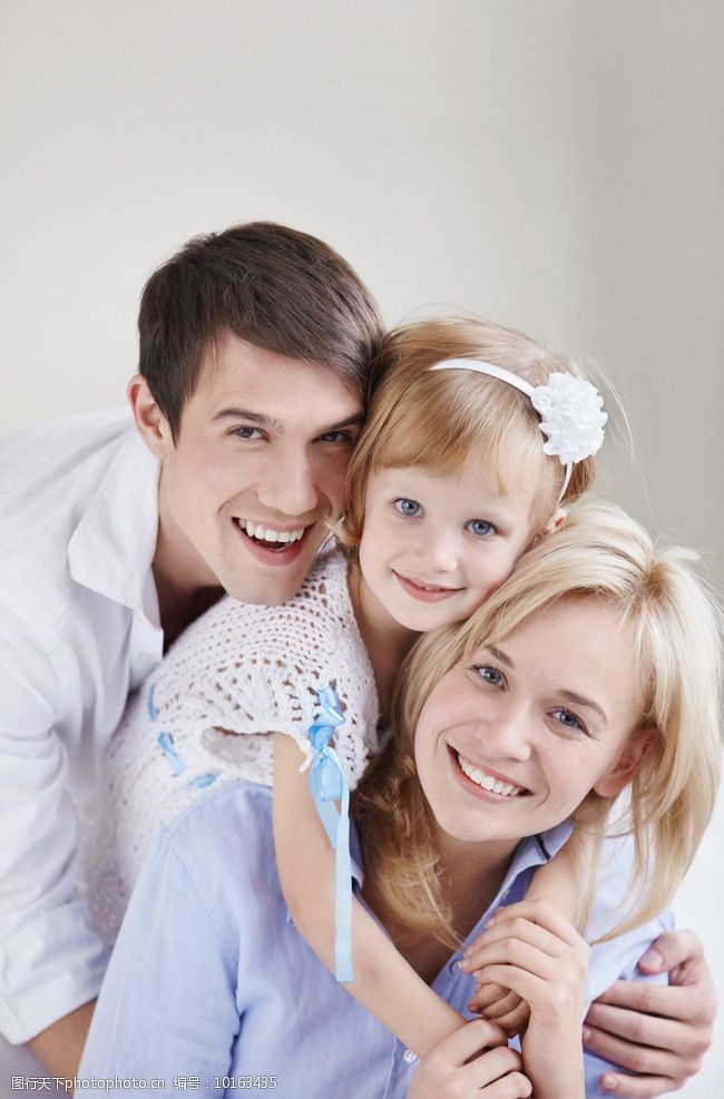 一家人 女儿 爸爸 妈妈 父母 小女孩 家庭 幸福 温馨家庭 欢乐家 