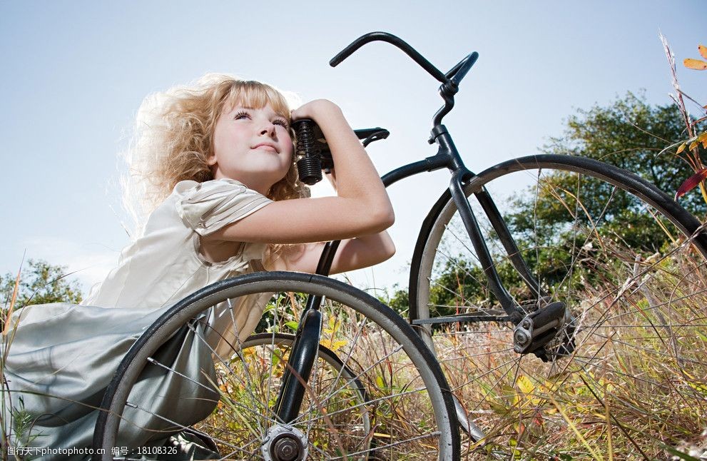 快乐骑单车女孩图片
