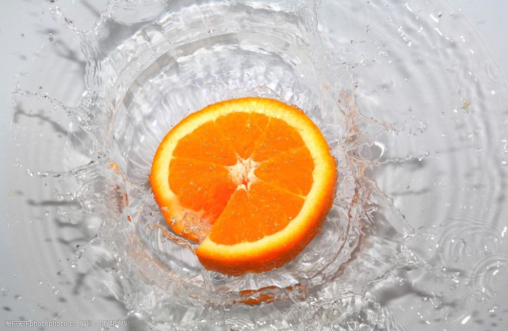 水果入水瞬间图片