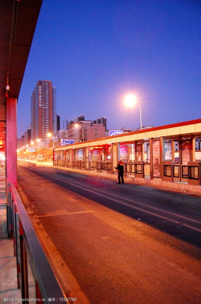 公交车站照片夜晚图片