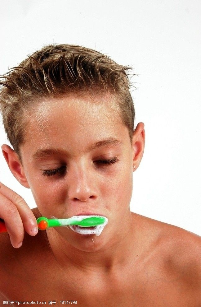 正在刷牙的男孩图片