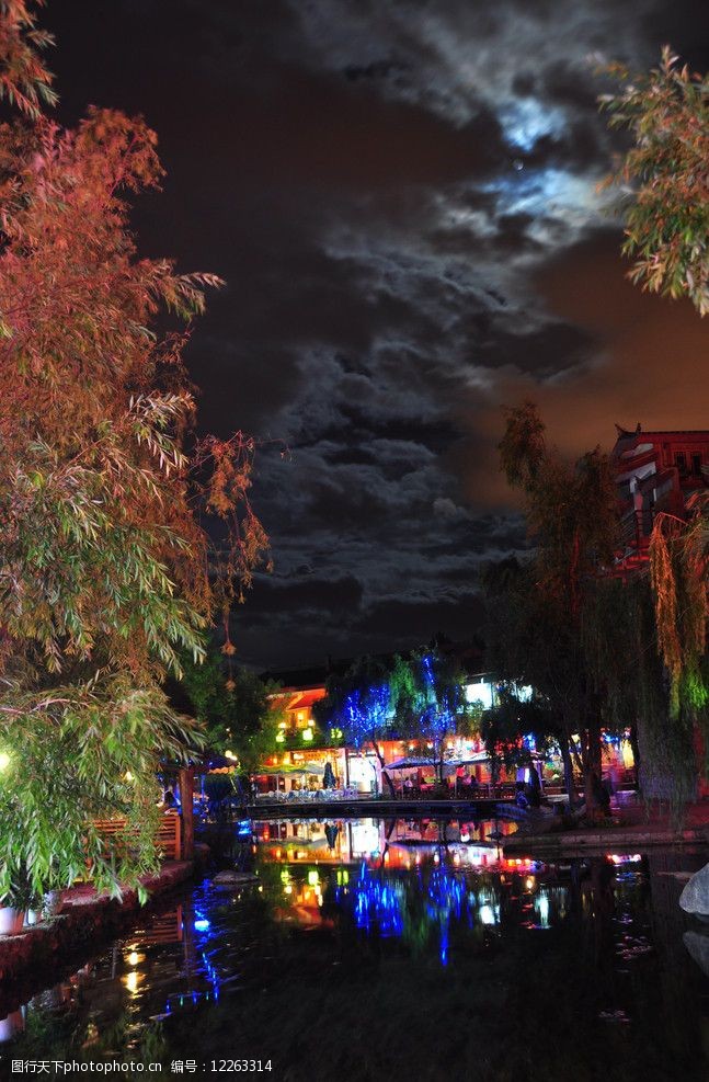 雲南束河酒吧街夜景圖片