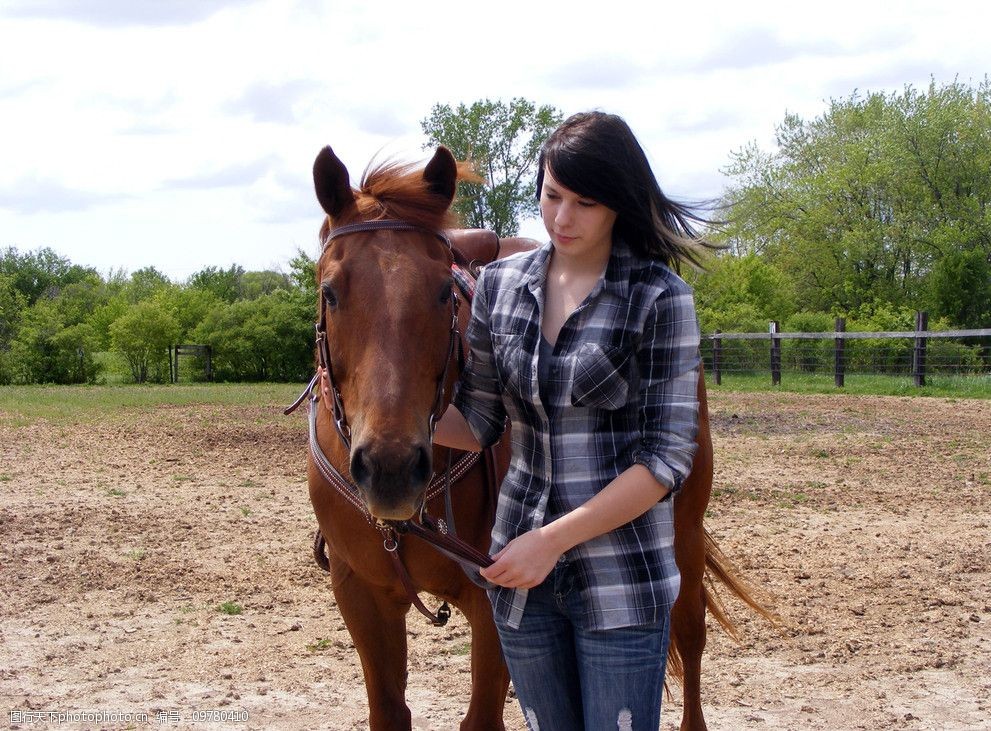 美女与骏马图片