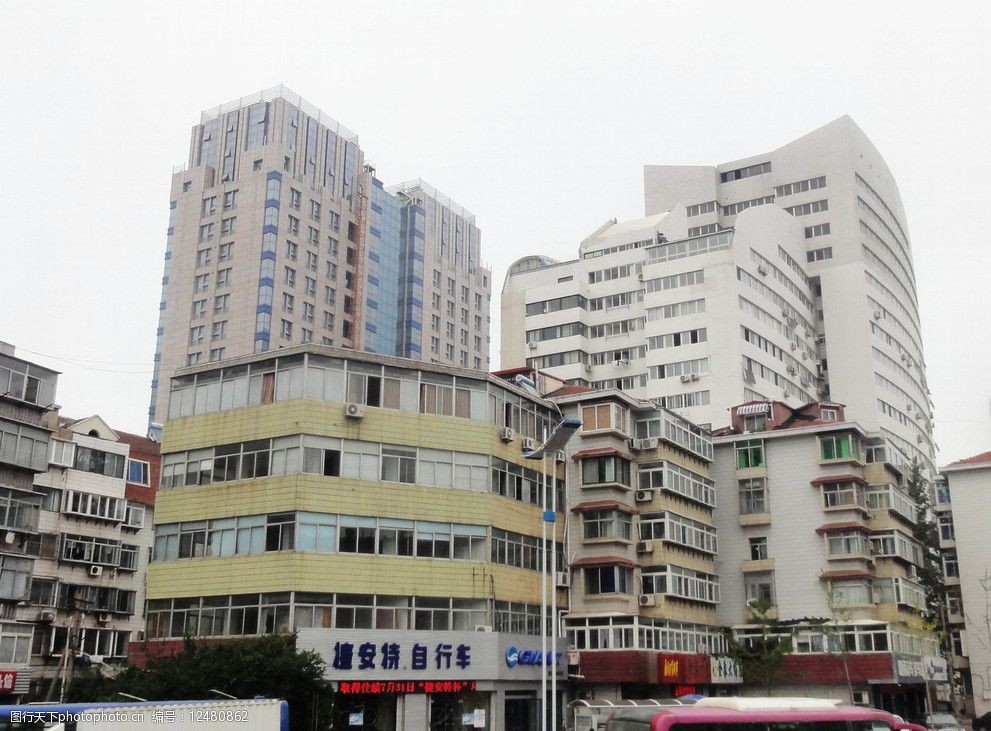 关键词:烟台城市建筑 高楼矮楼 汽车 路灯 绿树 建筑摄影 建筑园林