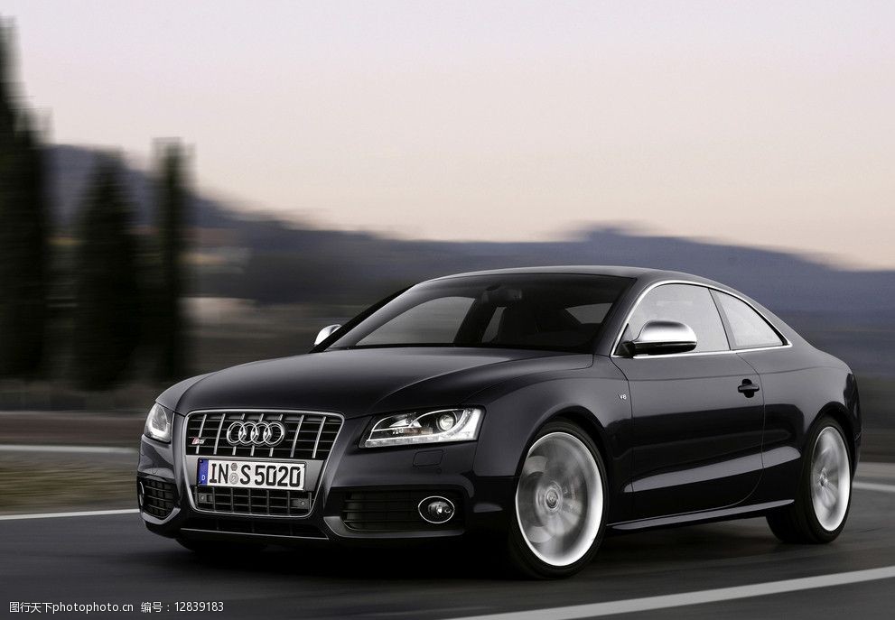 奥迪轿车图片