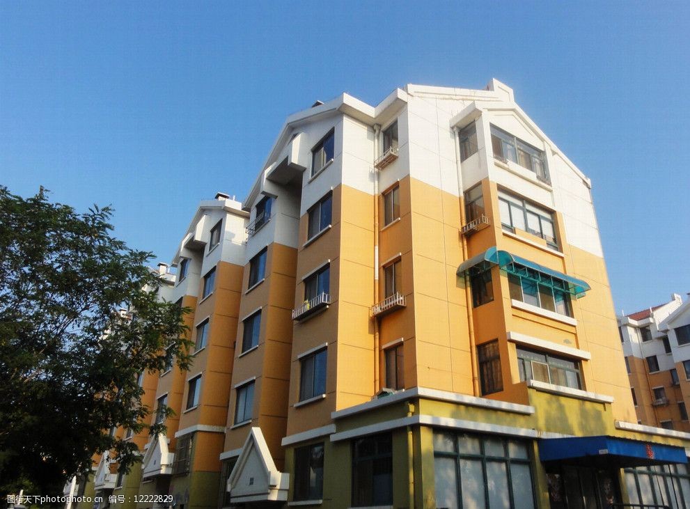 关键词:烟台城市建筑 居民楼 行人 树木 蓝天 建筑摄影 建筑园林 摄影