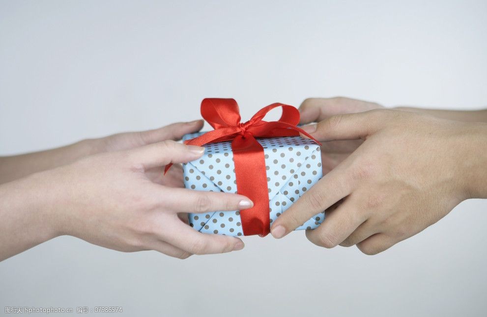 接过礼物的手图片