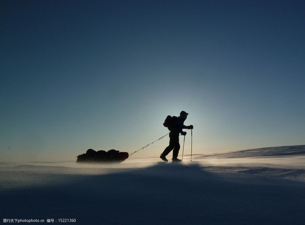 在雪地上探险的科考队员图片