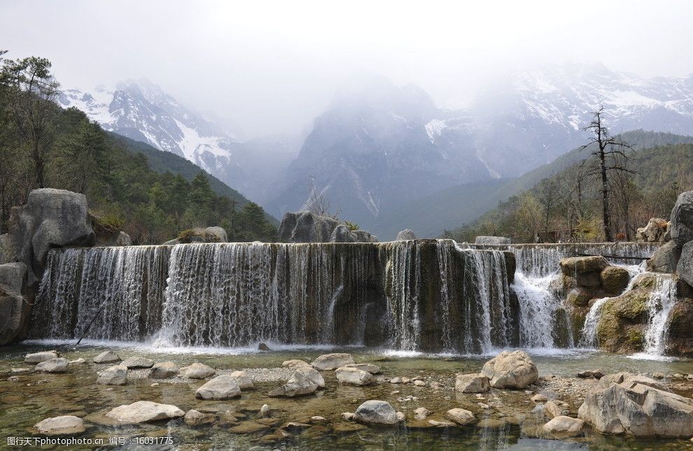 麗江風光 麗江藍月谷 流水 瀑布 山巒 雪山 水面 石頭 山水風景 自然